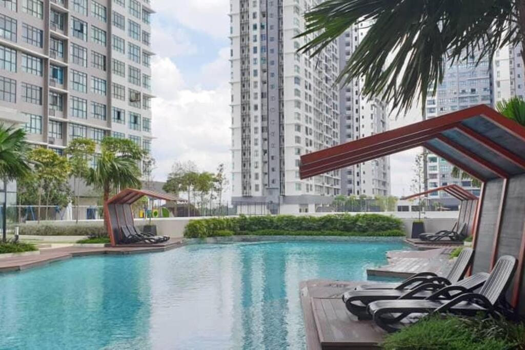 The Icon2 Condo In Ioi City Mall Putrajaya, Pool View Exterior photo