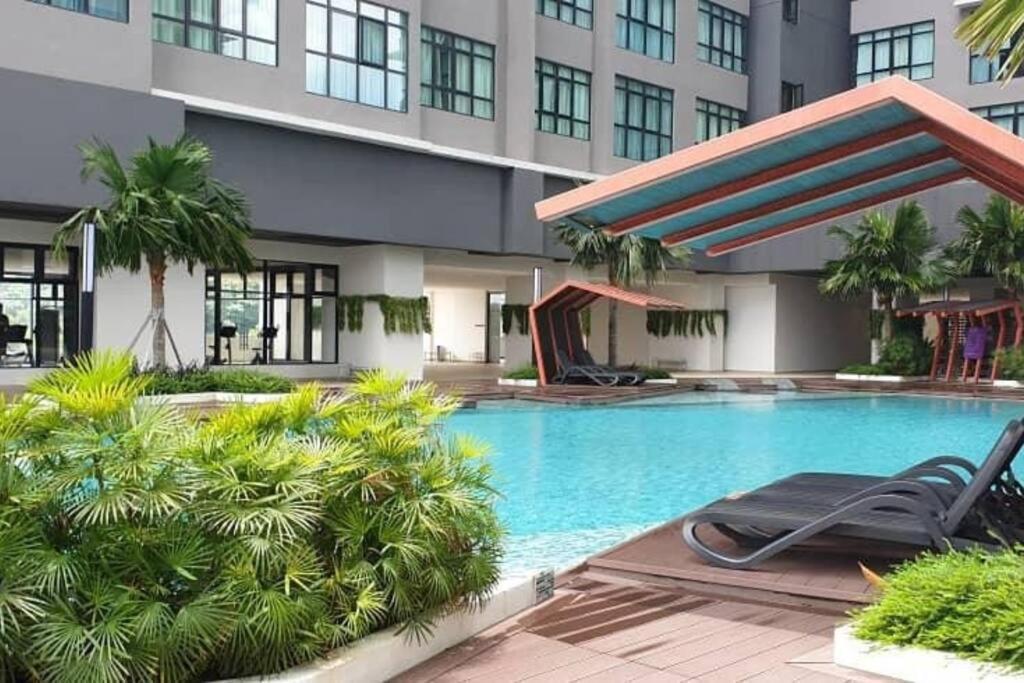 The Icon2 Condo In Ioi City Mall Putrajaya, Pool View Exterior photo